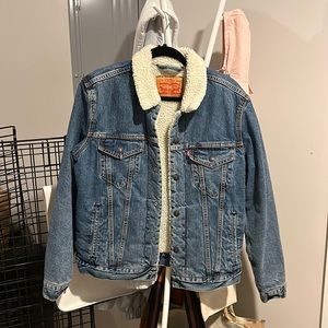 LEVI’S SHERPA TRUCKER JEAN JACKET